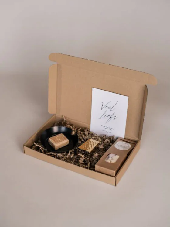 Veel liefs en een dikke knuffel brievenbus cadeau - Snoep, amberblokje, schaaltje & minirasp Veel liefs en een dikke knuffel brievenbus cadeau - Snoep, amberblokje, schaaltje & minirasp