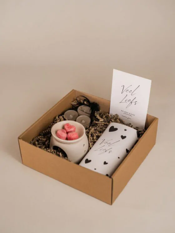 Veel liefs cadeaupakket, geurbrander, hartjes amberblokje, waxinelichtjes, tony chocolonely chocoladereep, ansichtkaart