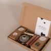 Kraamcadeau meisje brievenbus cadeau - Thee, snoep, kandelaar & kaarsen