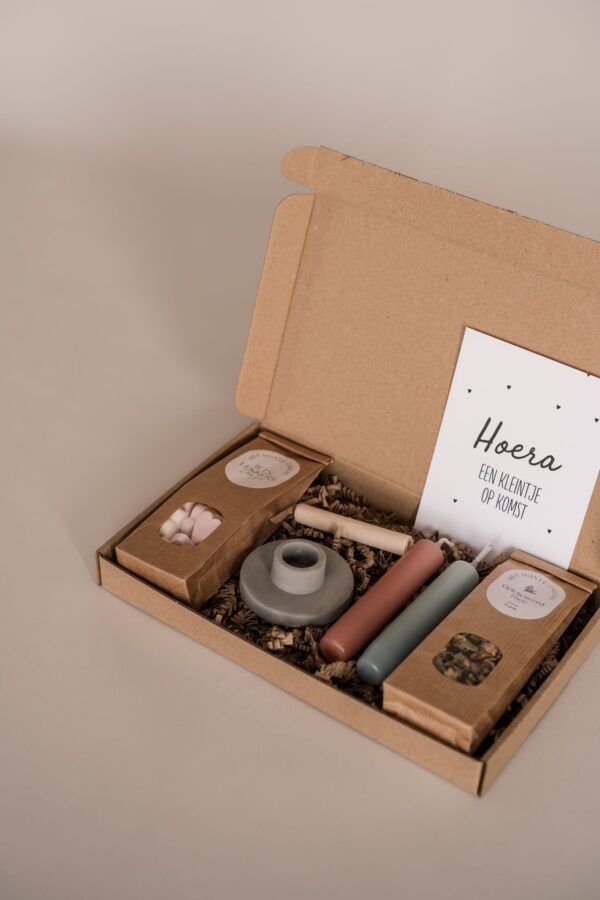 Kraamcadeau hoera een kleintje opkomst brievenbus cadeau - Thee, snoep, kandelaar & kaarsen Kraamcadeau hoera een kleintje opkomst brievenbus cadeau - Thee, snoep, kandelaar & kaarsen