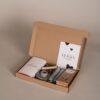 Kraamcadeau jongen brievenbus cadeau - Thee, chocoladereep, kandelaar & kaarsen
