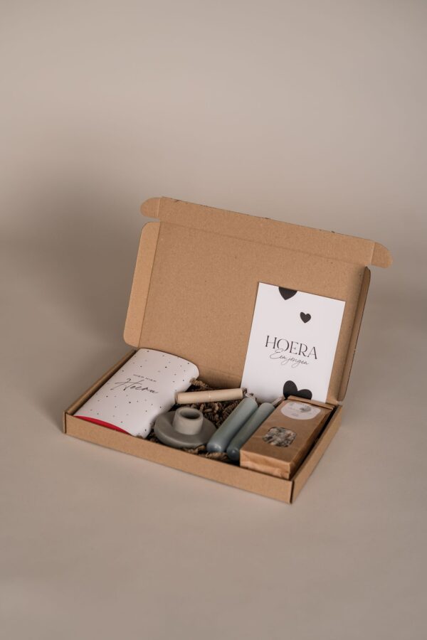 Kraamcadeau jongen brievenbus cadeau - Thee, chocoladereep, kandelaar & kaarsen