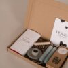 Kraamcadeau jongen brievenbus cadeau - Thee, chocoladereep, kandelaar & kaarsen