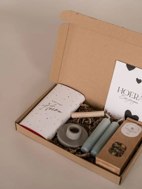 Kraamcadeau jongen brievenbus cadeau - Thee, chocoladereep, kandelaar & kaarsen