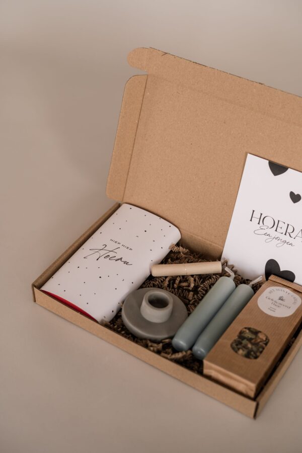 Kraamcadeau jongen brievenbus cadeau - Thee, chocoladereep, kandelaar & kaarsen