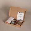 Kraamcadeau meisje brievenbus cadeau - Thee, chocoladereep, kandelaar & kaarsen
