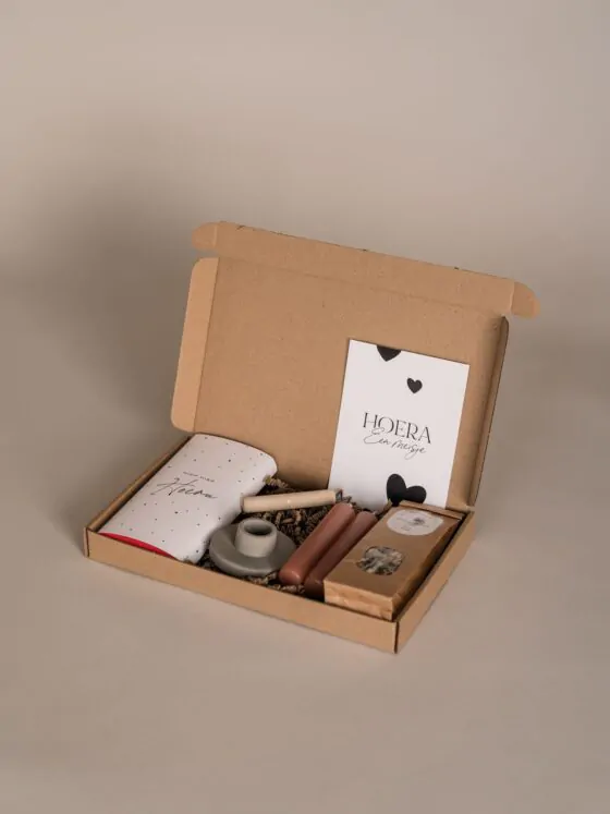 Kraamcadeau meisje brievenbus cadeau - Thee, chocoladereep, kandelaar & kaarsen