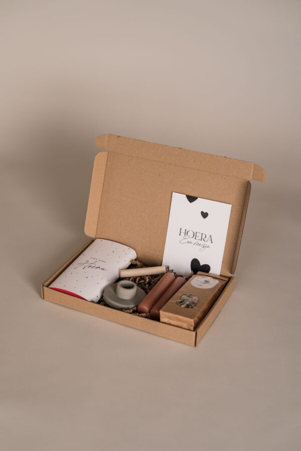 Kraamcadeau meisje brievenbus cadeau - Thee, chocoladereep, kandelaar & kaarsen