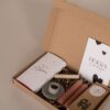 Kraamcadeau meisje brievenbus cadeau - Thee, chocoladereep, kandelaar & kaarsen