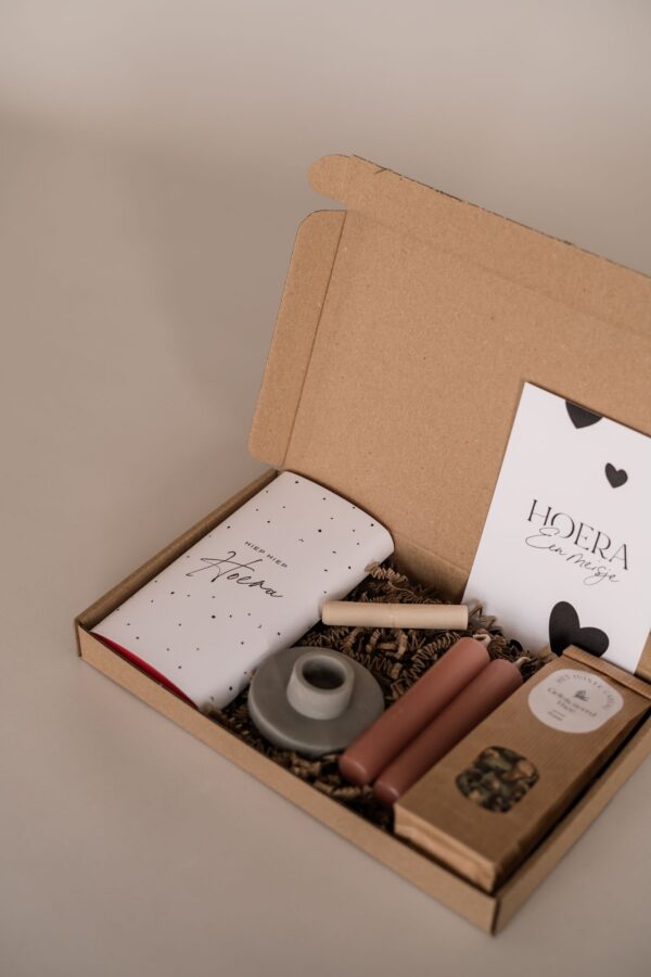 Kraamcadeau meisje brievenbus cadeau - Thee, chocoladereep, kandelaar & kaarsen