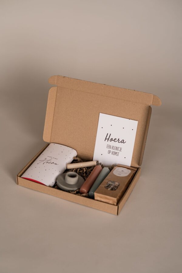 Kraamcadeau hoera een kleintje opkomst brievenbus cadeau - Thee, chocoladereep, kandelaar & kaarsen