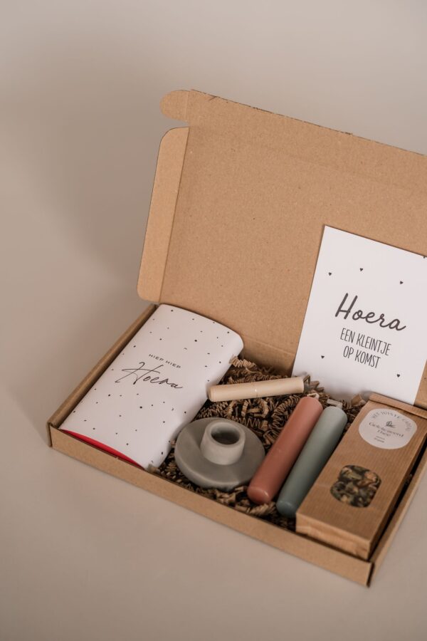 Kraamcadeau hoera een kleintje opkomst brievenbus cadeau - Thee, chocoladereep, kandelaar & kaarsen