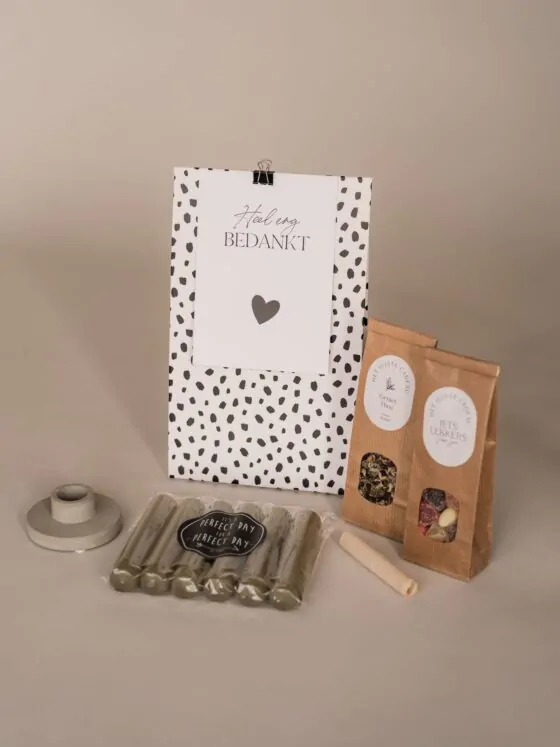 Cadeaupakket bedankt - kaarsen, kandelaar, snoep en thee