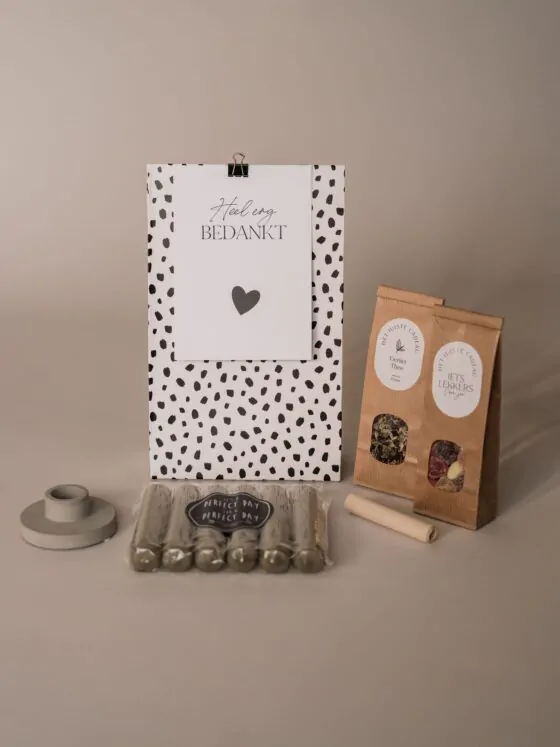 Cadeaupakket bedankt - kaarsen, kandelaar, snoep en thee