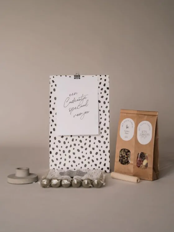 Cadeaupakket een cadeautje speciaal voor jou - kaarsen, kandelaar, snoep en thee
