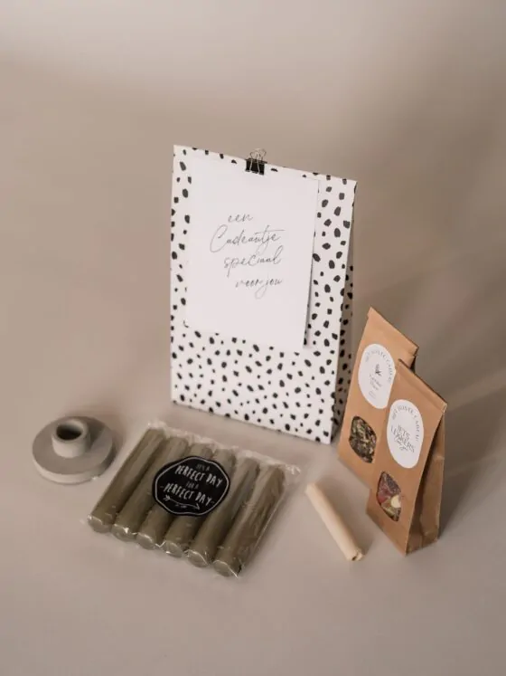 Cadeaupakket een cadeautje speciaal voor jou - kaarsen, kandelaar, snoep en thee Cadeaupakket een cadeautje speciaal voor jou - kaarsen, kandelaar, snoep en thee