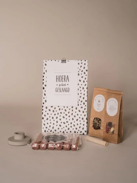 Cadeaupakket een cadeautje hoera geslaagd - kaarsen, kandelaar, thee en snoep