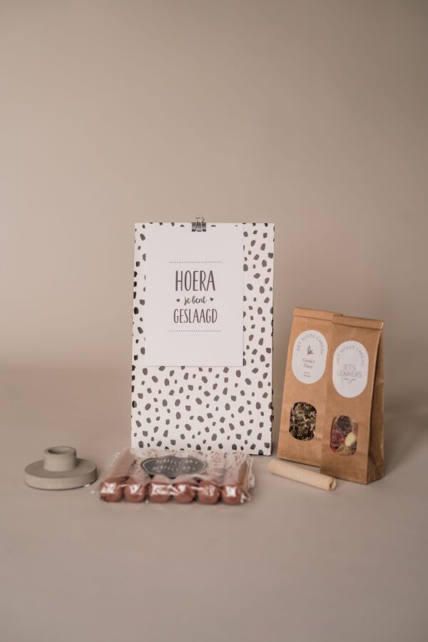 Cadeaupakket een cadeautje hoera geslaagd - kaarsen, kandelaar, thee en snoep
