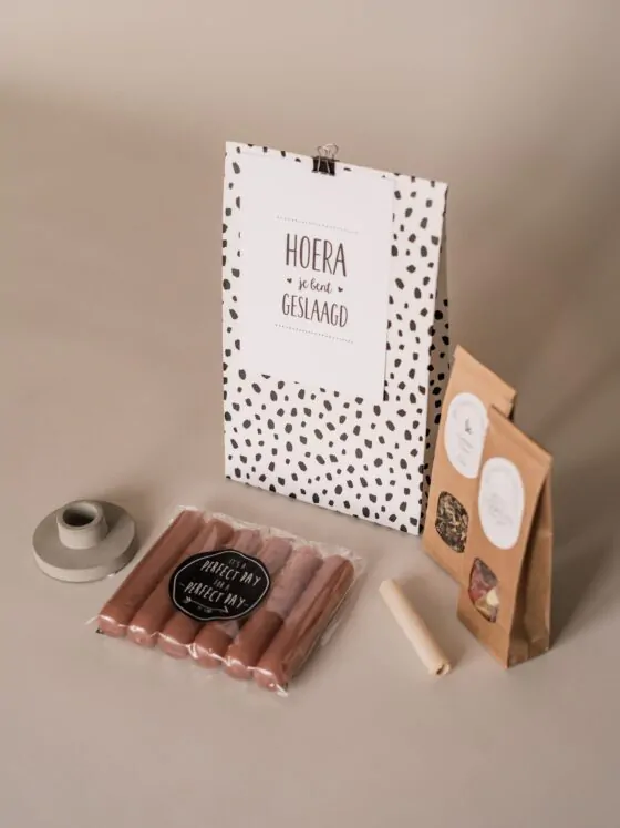 Cadeaupakket een cadeautje hoera geslaagd - kaarsen, kandelaar, thee en snoep