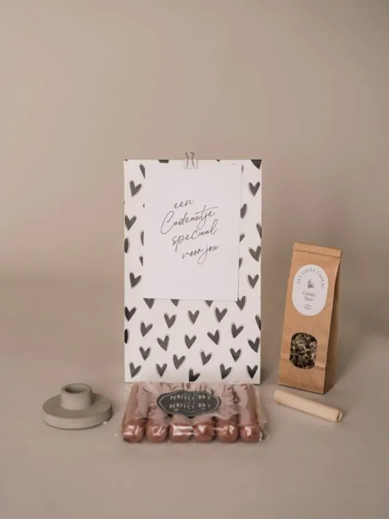 Cadeaupakket een cadeautje speciaal voor jou - kaarsen, kandelaar en thee