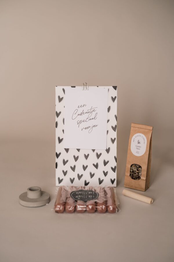 Cadeaupakket een cadeautje speciaal voor jou - kaarsen, kandelaar en thee Cadeaupakket een cadeautje speciaal voor jou - kaarsen, kandelaar en thee