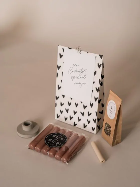 Cadeaupakket een cadeautje speciaal voor jou - kaarsen, kandelaar en thee Cadeaupakket een cadeautje speciaal voor jou - kaarsen, kandelaar en thee