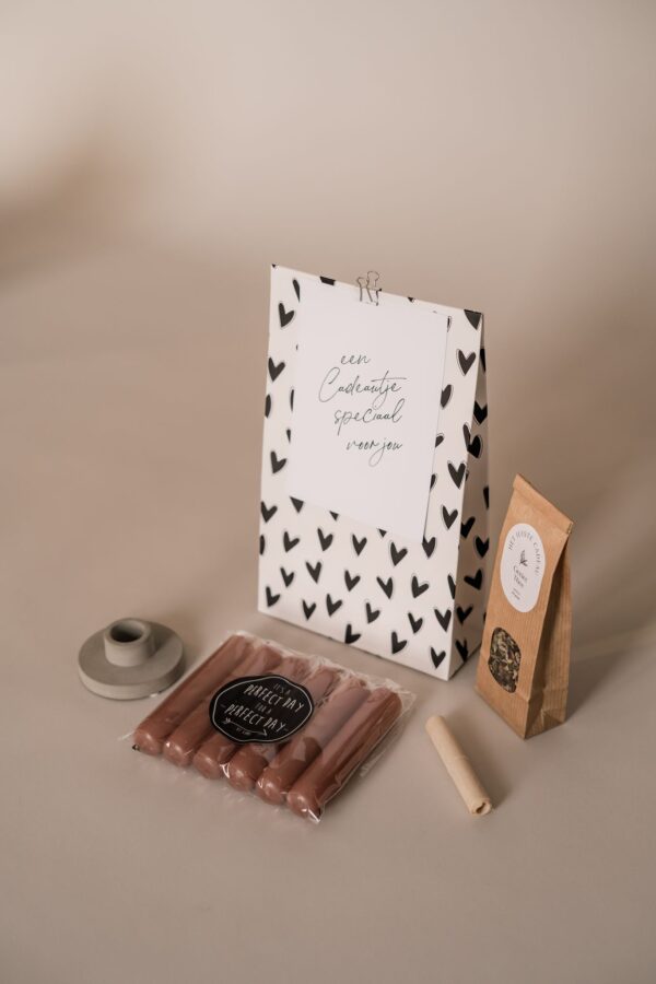 Cadeaupakket een cadeautje speciaal voor jou - kaarsen, kandelaar en thee Cadeaupakket een cadeautje speciaal voor jou - kaarsen, kandelaar en thee