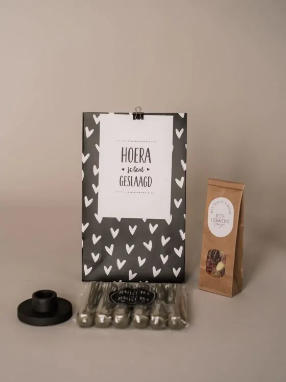 Cadeaupakket een cadeautje hoera geslaagd - kaarsen, kandelaar en snoep