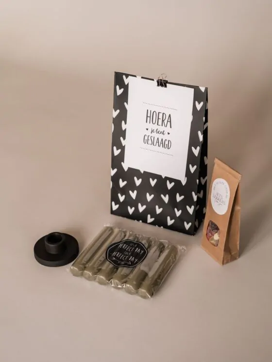 Cadeaupakket een cadeautje hoera geslaagd - kaarsen, kandelaar en snoep