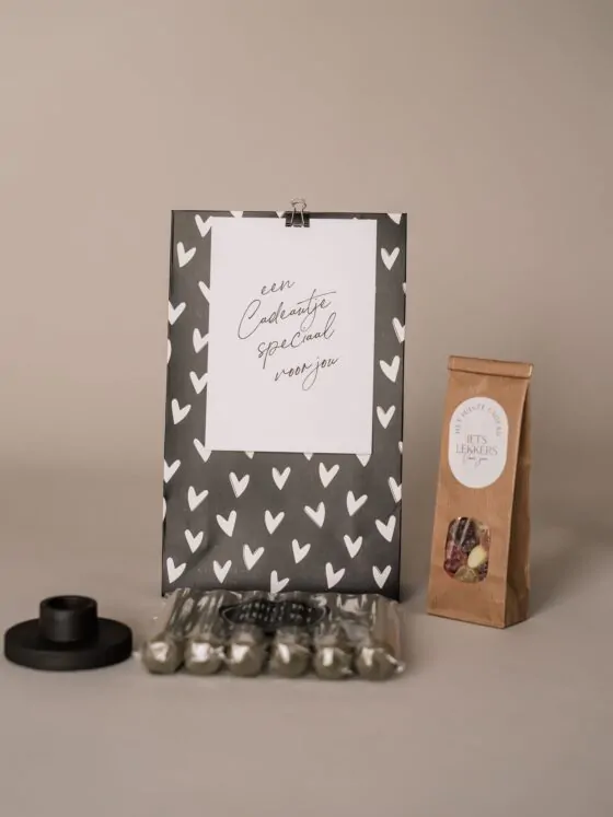 Cadeaupakket een cadeautje speciaal voor jou - kaarsen, kandelaar en snoep