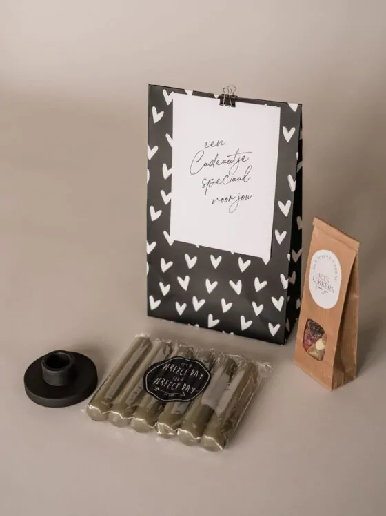 Cadeaupakket een cadeautje speciaal voor jou - kaarsen, kandelaar en snoep Cadeaupakket een cadeautje speciaal voor jou - kaarsen, kandelaar en snoep