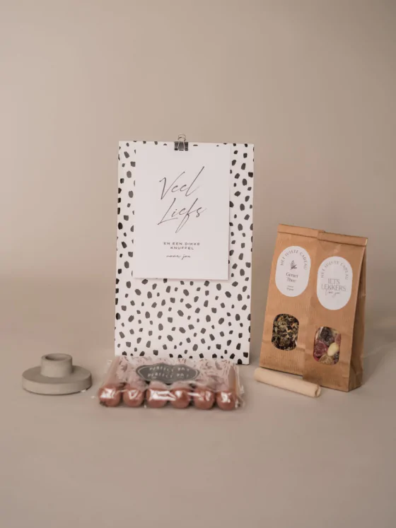 Cadeaupakket veel liefs - Kandelaar, kaarsen, thee & snoepjes