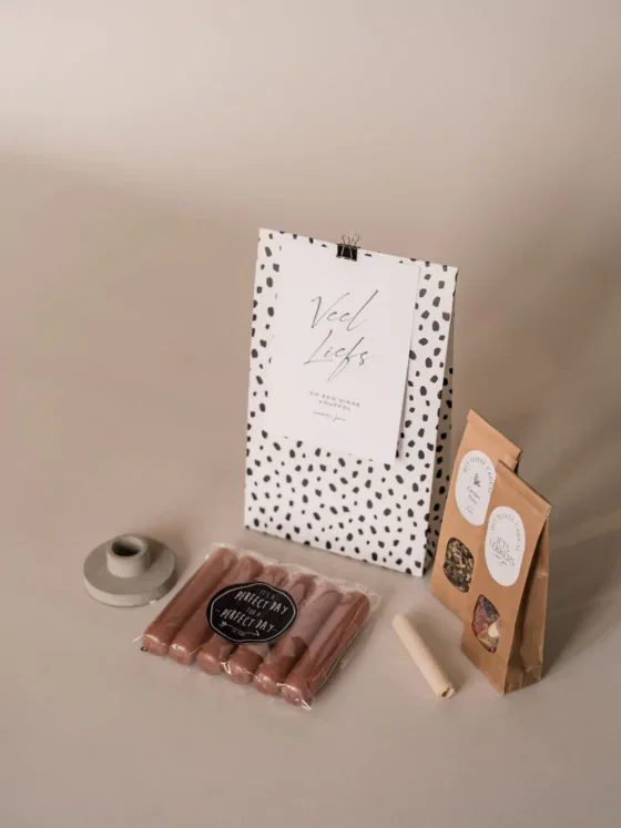 Cadeaupakket veel liefs - Kandelaar, kaarsen, thee & snoepjes