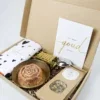 Jij bent goud waard brievenbus cadeau - Chocolade, thee, maatlepel, amberblokje roos, schaaltje & rasp