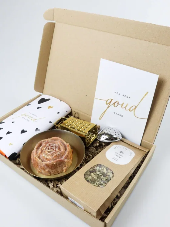 Jij bent goud waard brievenbus cadeau - Chocolade, thee, maatlepel, amberblokje roos, schaaltje & rasp