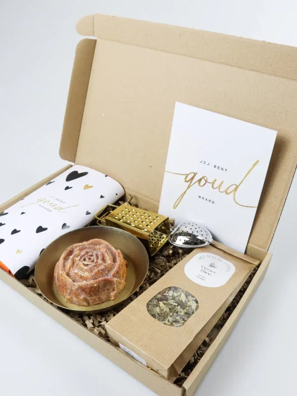 Jij bent goud waard brievenbus cadeau - Chocolade, thee, maatlepel, amberblokje roos, schaaltje & rasp