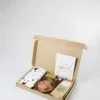 Jij bent goud waard brievenbus cadeau - Chocolade, thee, maatlepel, amberblokje roos, schaaltje & rasp