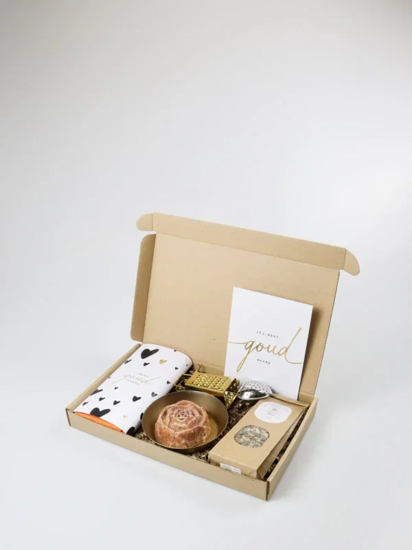 Jij bent goud waard brievenbus cadeau - Chocolade, thee, maatlepel, amberblokje roos, schaaltje & rasp