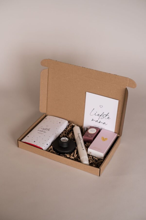 moederdag brievenbus cadeau - chocolade, kandelaar, kaarsen, winegums, lucifers moederdag brievenbus cadeau - chocolade, kandelaar, kaarsen, winegums, lucifers