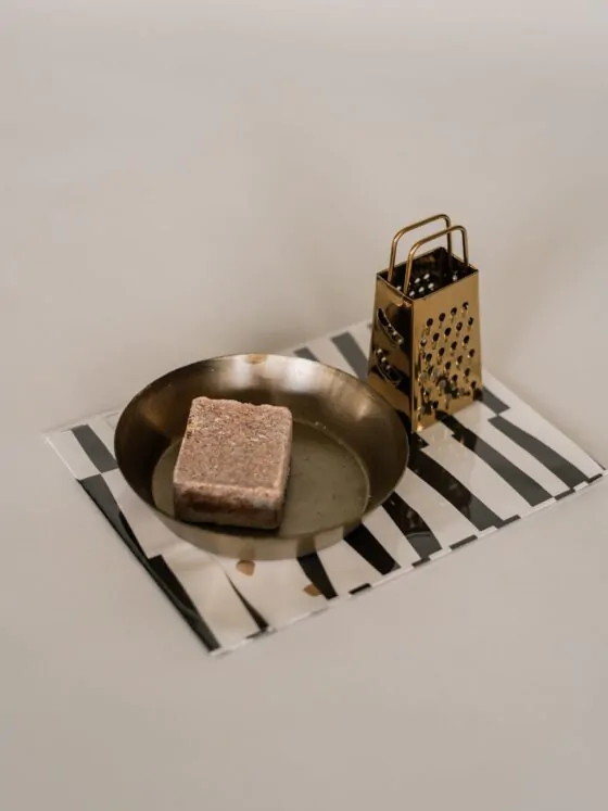 Heerlijk ruikend cadeautje - Amberblokje, schaaltje & rasp