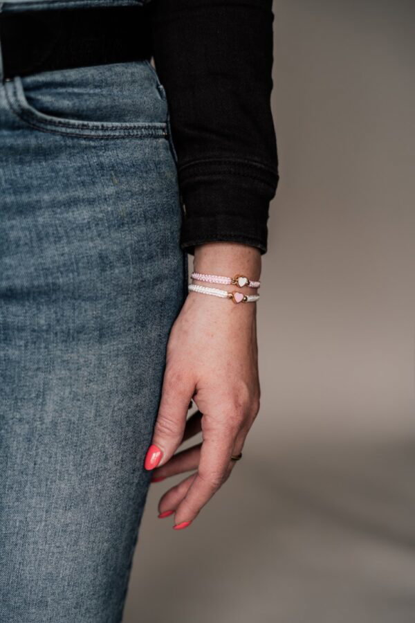 armbandjes roze en wit met een hartje