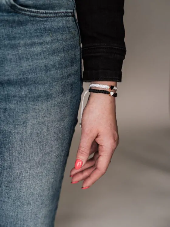 armbandjes zwart en wit met een hartje