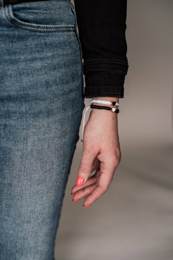 armbandjes zwart en wit met een hartje