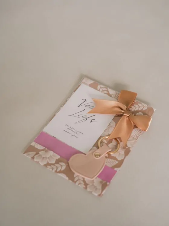 Veel liefs en een dikke knuffel - sleutelhanger en kaartje