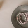 armbandjes roze en wit hartje
