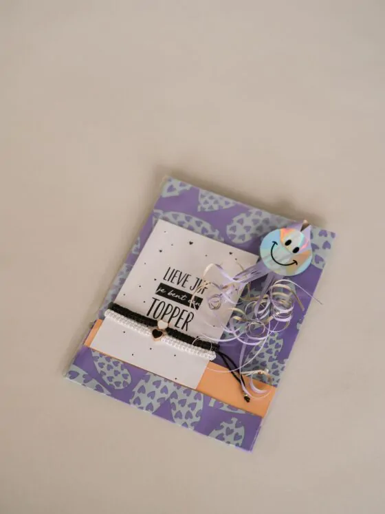lieve juf je bent een topper - armbandjes zwart en wit met een hartje