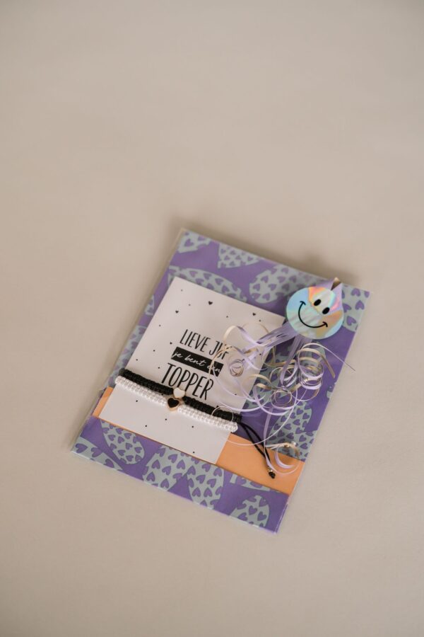 lieve juf je bent een topper - armbandjes zwart en wit met een hartje lieve juf je bent een topper - armbandjes zwart en wit met een hartje