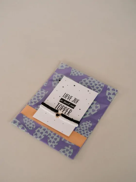 lieve juf je bent een topper - armbandjes zwart en wit met een hartje