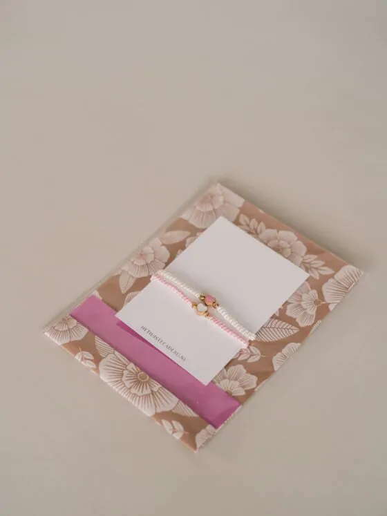 armbandjes roze en wit met een hartje