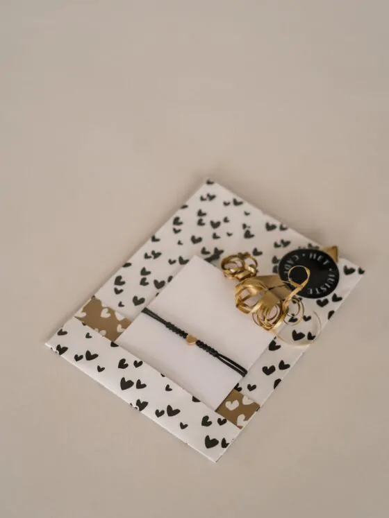 armbandje zwart met goud kleurig hartje